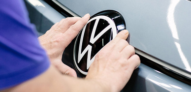 VW Emblem auf Motorhaube